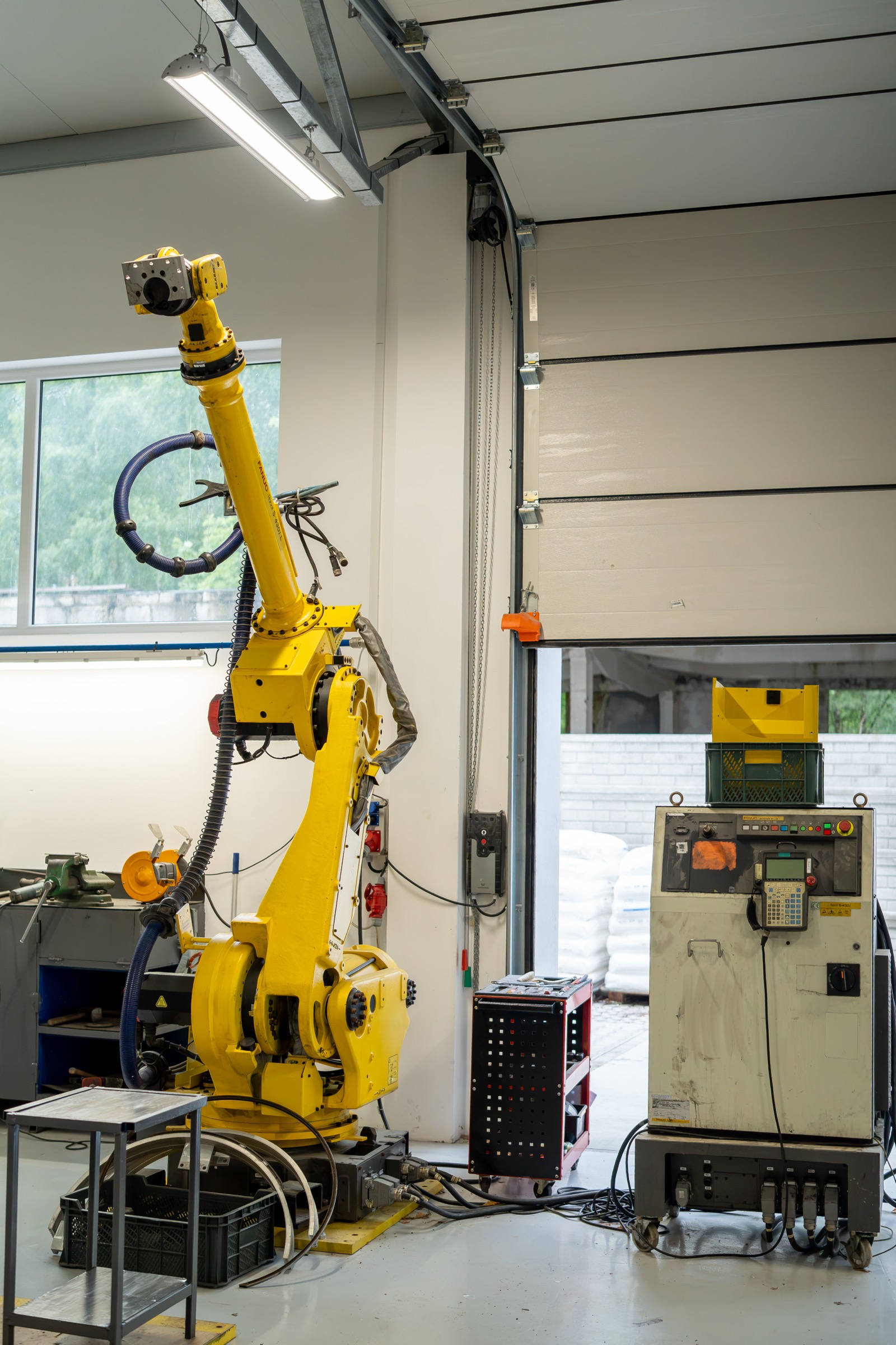 Robot przemysłowy zintegrowany ze stanowiskiem produkcyjnym KDEM