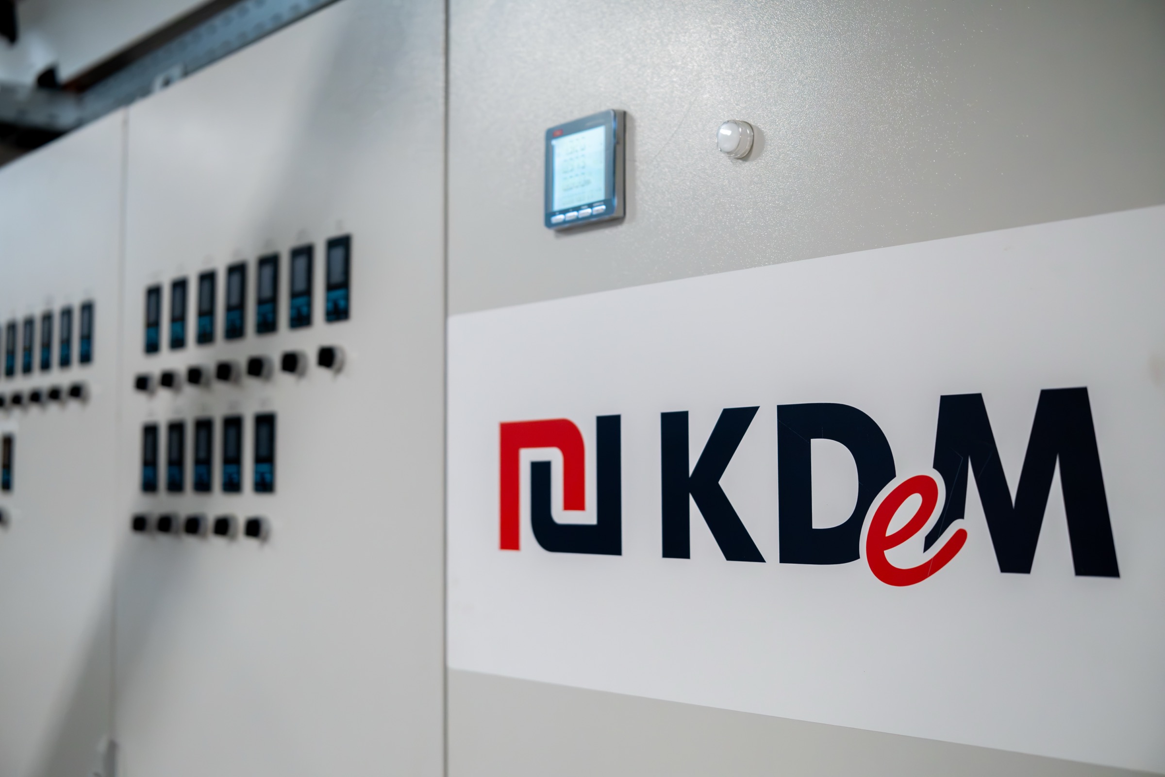 Kontakt z KDEM